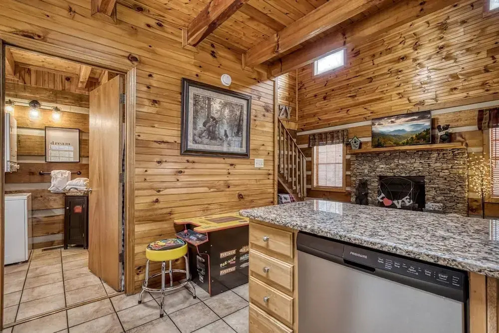Er18 - The Lazy Bear View Great Location - Close To Town! 1 Bedroom Cabin by RedAwning