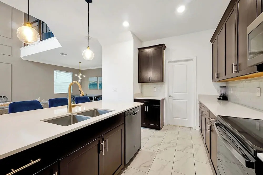 1085 Leader ST, Davenport,5 BED