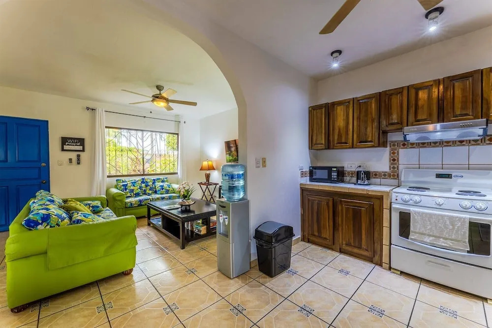 Sunset Villa, comfortable house steps from the beach