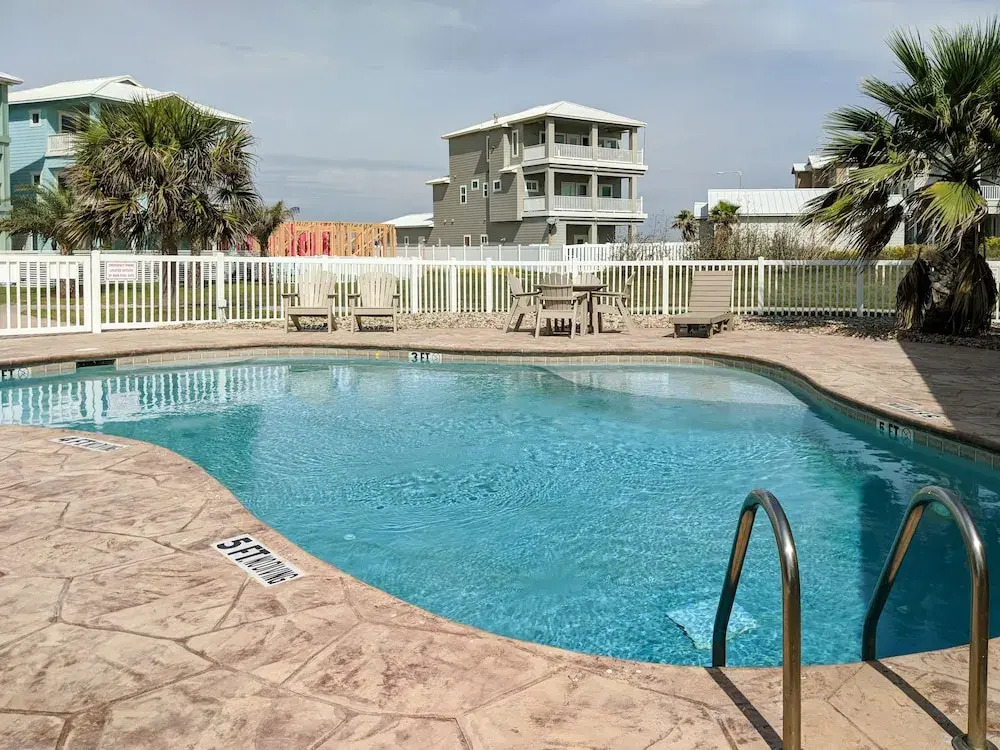 Gulf-view New-build W/ Pool & On-site Beach Access 4 Bedroom Home