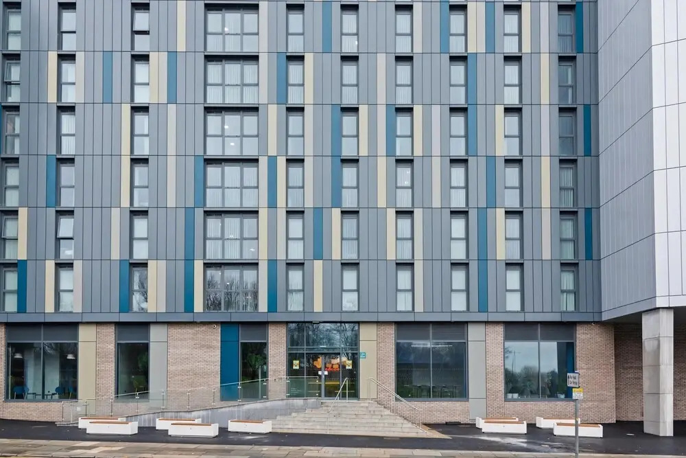 Central Modern 6BR APT With Fast Wifi Sleeps 6