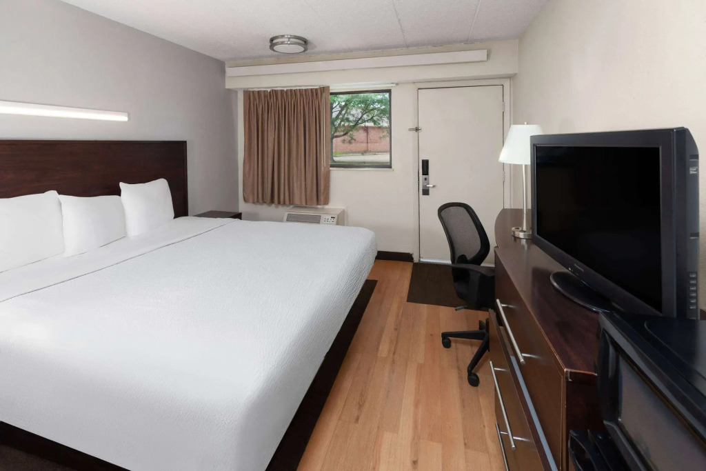 Travelodge by Wyndham Peoria