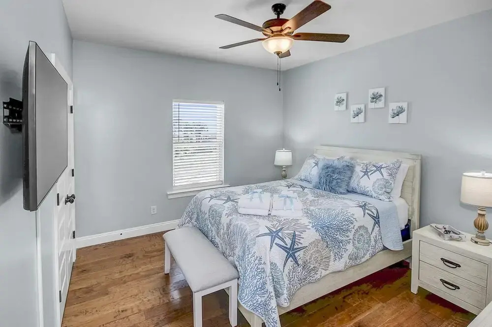 5 Bed, 5 Bath Beach Home/Only a 3 Minute Walk To The Beach! SLEEPS 12