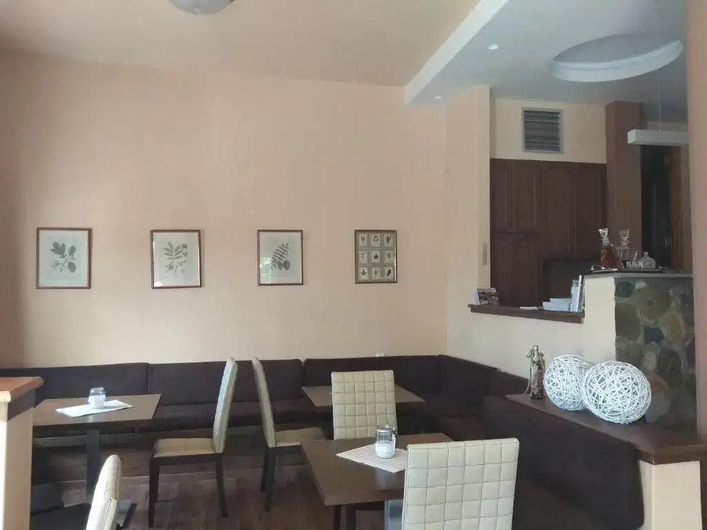 Karavos Hotel