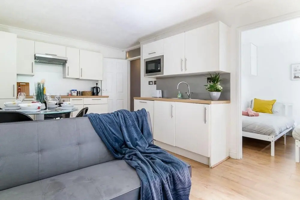 Livestay - 2 Bed Apt, Free Parking in Luton