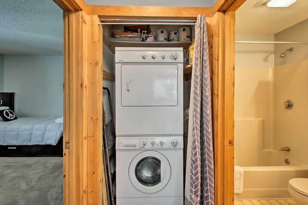 Lincoln Condo w/ Balcony - 6 Mi to Loon Mtn!