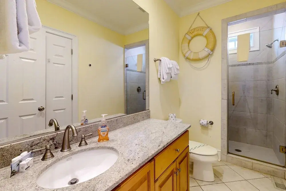 Luxury Cottage With Pools & Multiple Decks, 1/2 Block to Beach