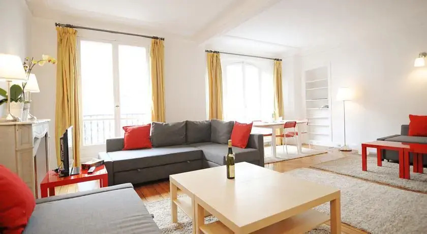 Eiffel Tower flat 888