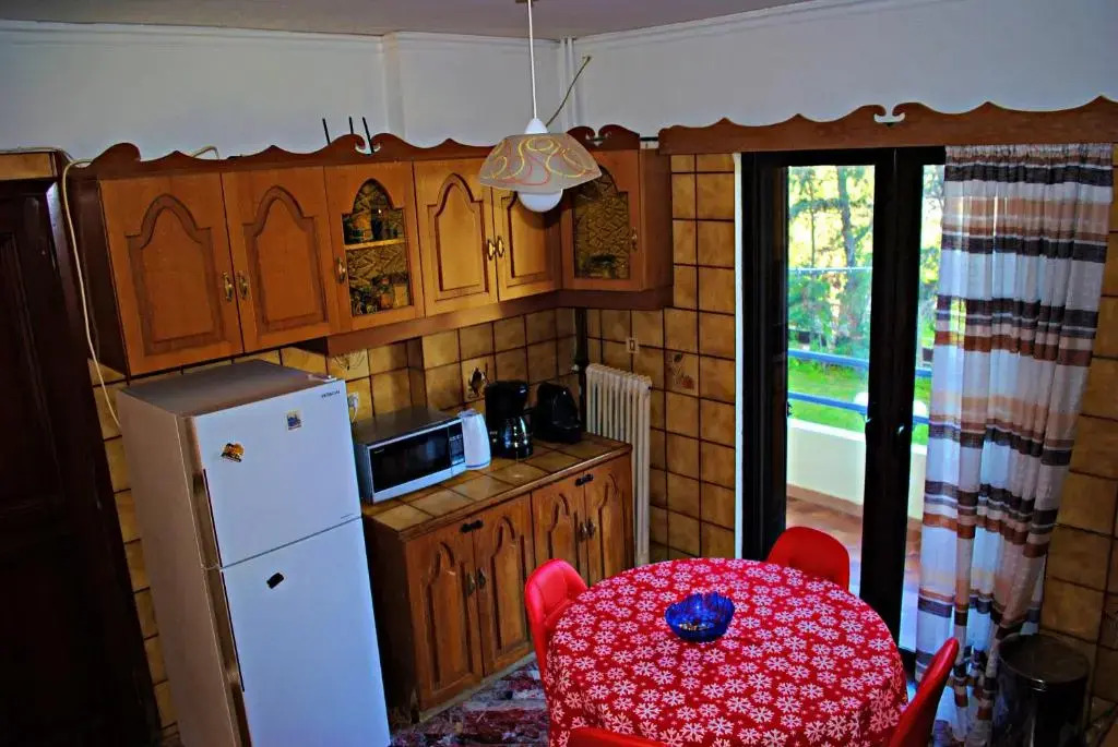 Sunny Beach Apartment Near Sounion