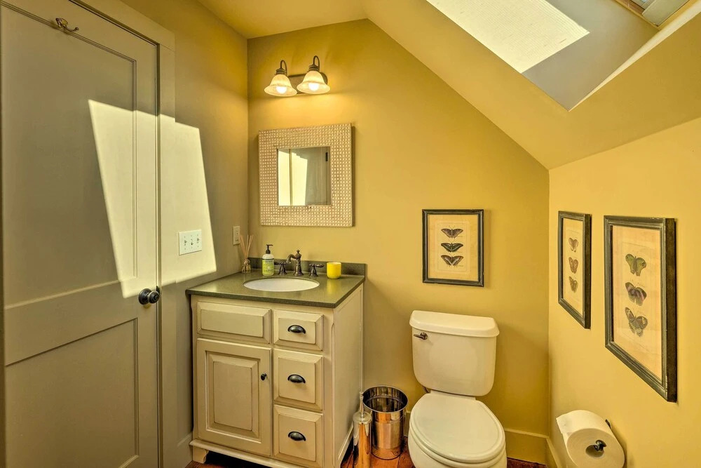 Luxe 'green Barn' Near Skiing w/ Mt Equinox Views!