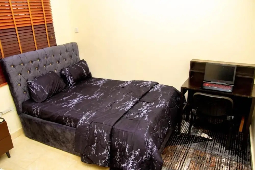 Luxury 4 BR Apt w Parking, Magodo Estate
