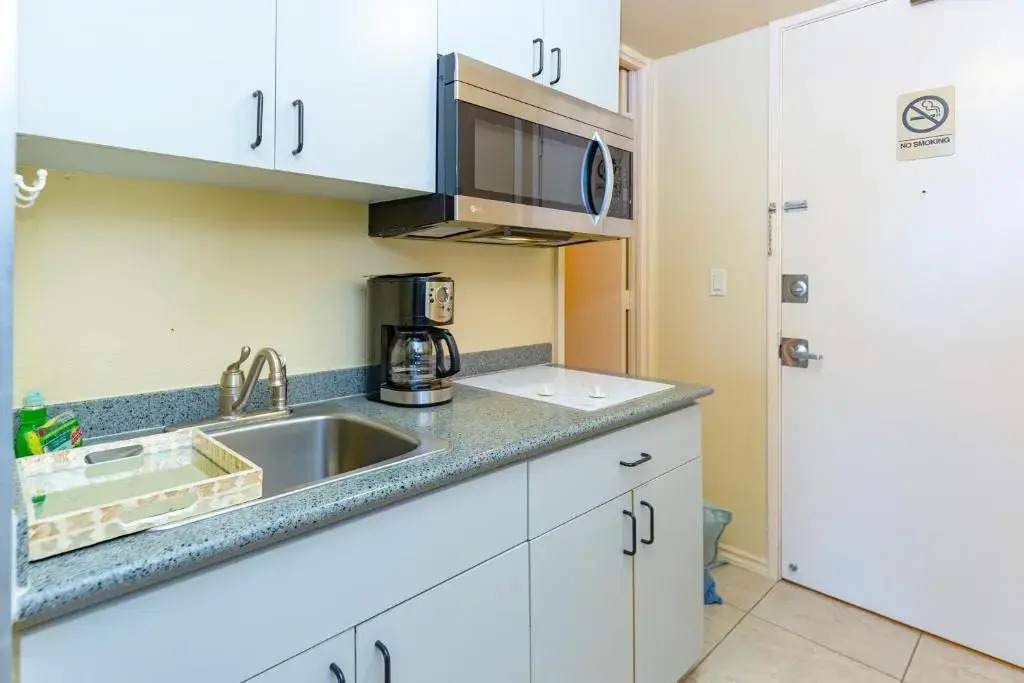 41st Floor Studio with Ocean and Diamond Head Views
