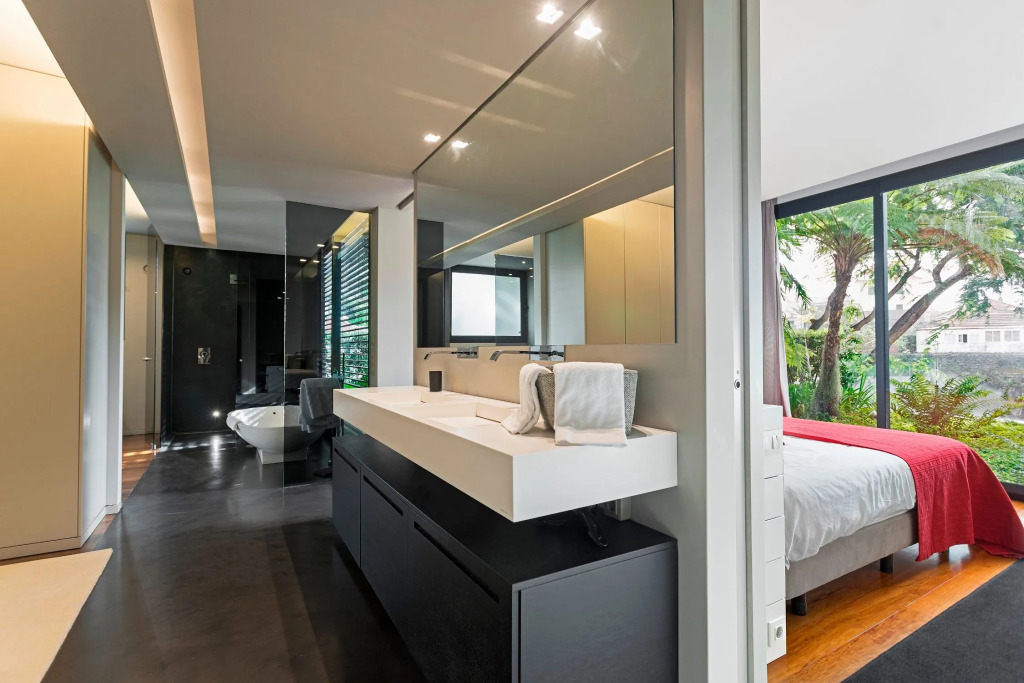 Elevator, heated pool, A/C, state of the art holiday property | SkyLounge