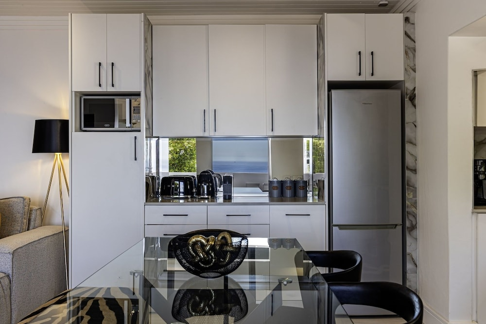 Clifton YOLO Spaces - Clifton Petite Villa