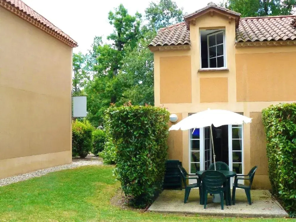 House With one Bedroom in Monflanquin, With Wonderful Lake View, Pool