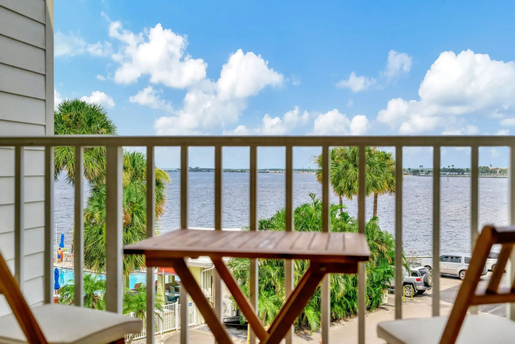 Serenity on the Sea Luxury Condo with Private Balcony on the Ocean