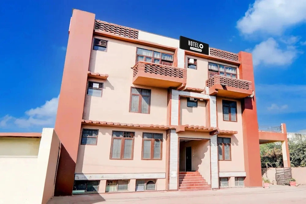 Super Deluxe Room Sharda Nagar Lucknow