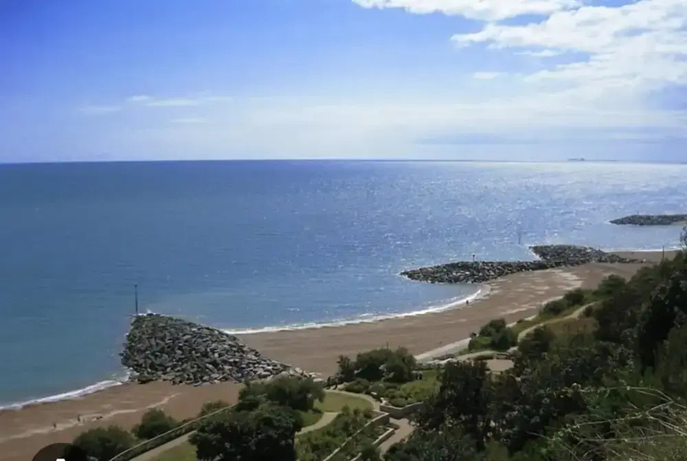Folkestone - 1BR Apartment - Sauna - Pet Friendly