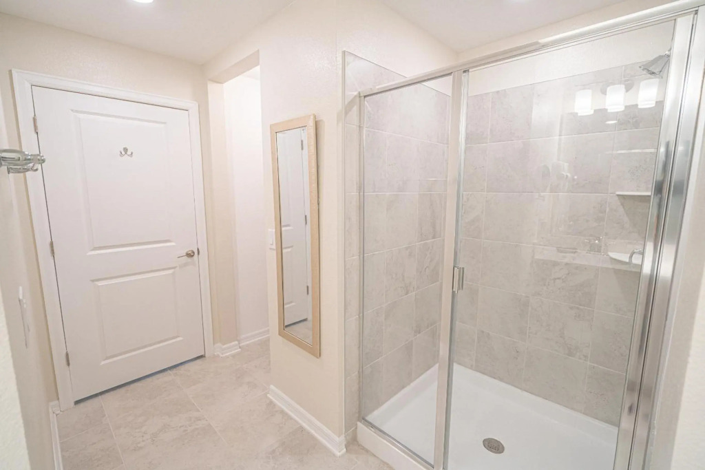 Only 5 Miles from Disney! Free Water Park! 2 Bed, 2 Bath Condo, Sleeps 8