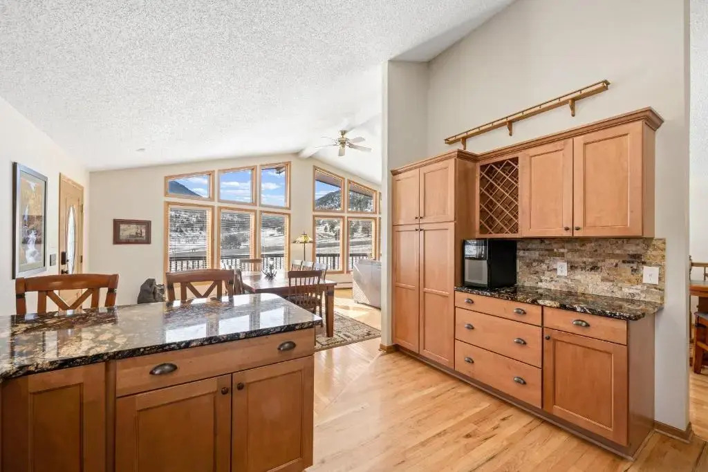 Lily Mountain Lodge - Amazing Mountains Views, Private Hot Tub, Great Location