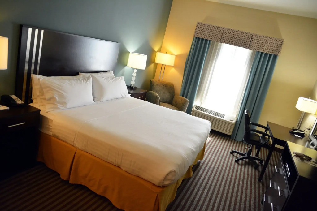 Holiday Inn Express & Suites Youngstown West - Austintown by IHG