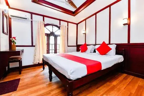 Oyo 25089 Gold River Indraprastha Houseboat