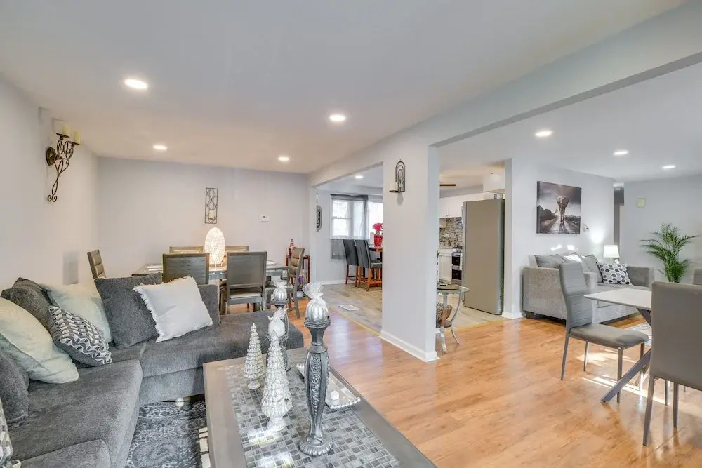 Country Club Hills Home: Walk to Rec Center!