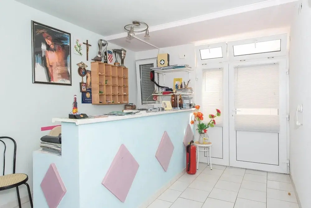 Relaxing Apartment in Okrug Gornji near Mavarstica Beach