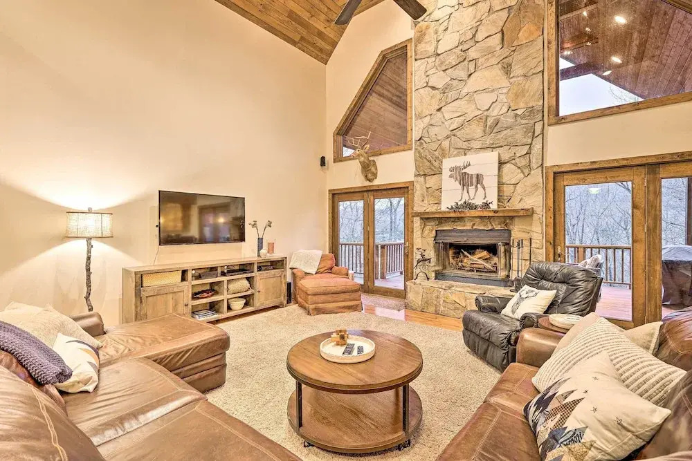 Game Room & Fire Pit: Spacious Elk Park Lodge!