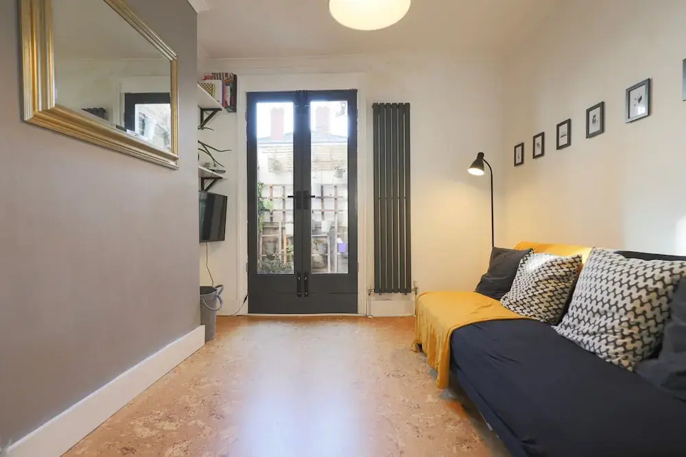 Cosy Flat in Great Location by Station