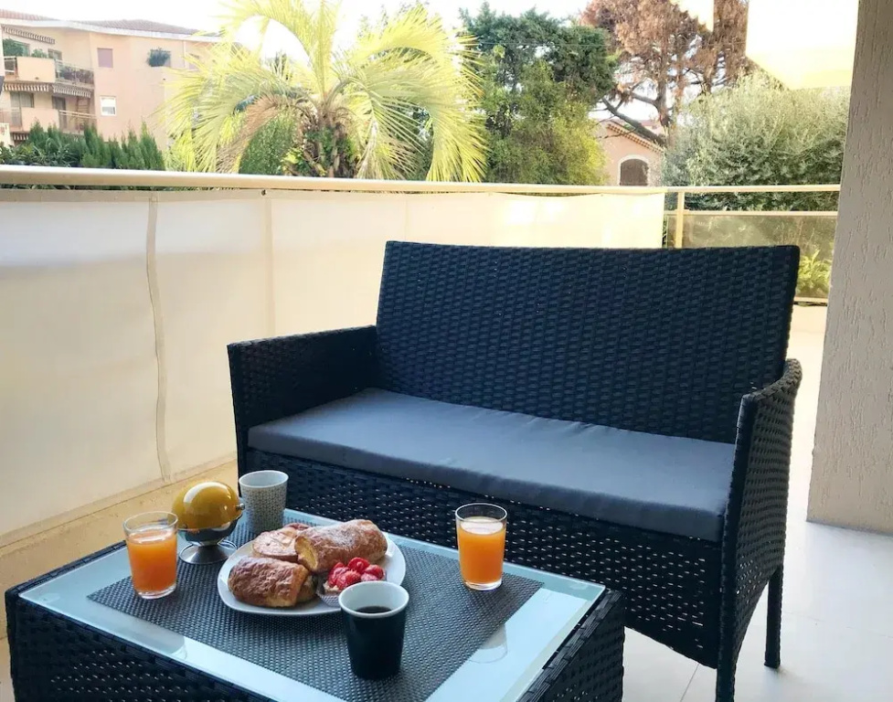 Apartment with One Bedroom in Antibes, with Wonderful City View, Furnished Terrace And Wifi - 550 M From the Beach