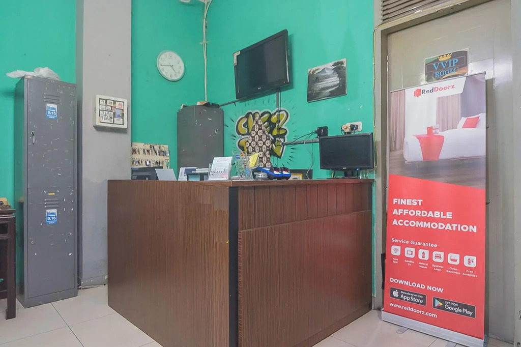 RedDoorz Hostel near Braga Citywalk
