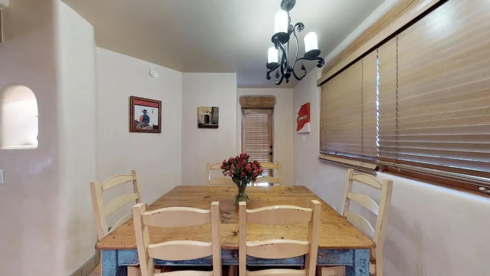 Art Haven - Stylish Southwestern Comfort, Walk to The Plaza