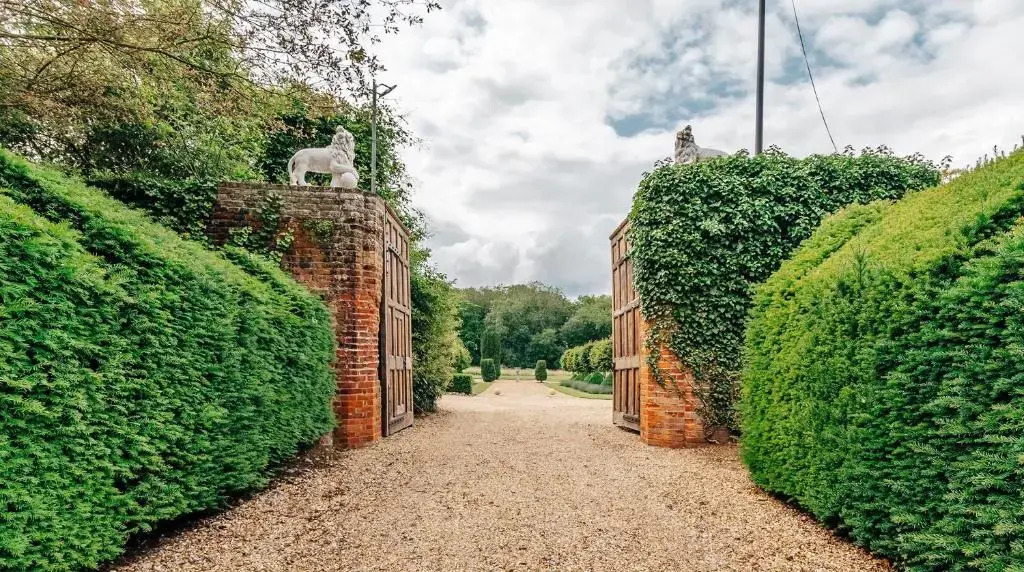 Lavish Tudor Estate Gardens - Sleeps 25