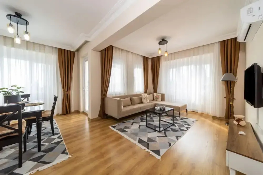 Spacious and Central Apartment near Lara Beach in Muratpasa, Antalya