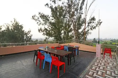 OYO 27763 Tr Hotel