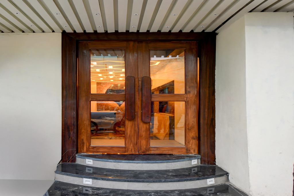 Super OYO Townhouse Varanasi Railway Junction