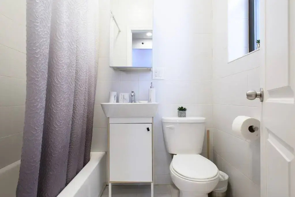 83-3w UES Central Park Newly Furnished XL Studio