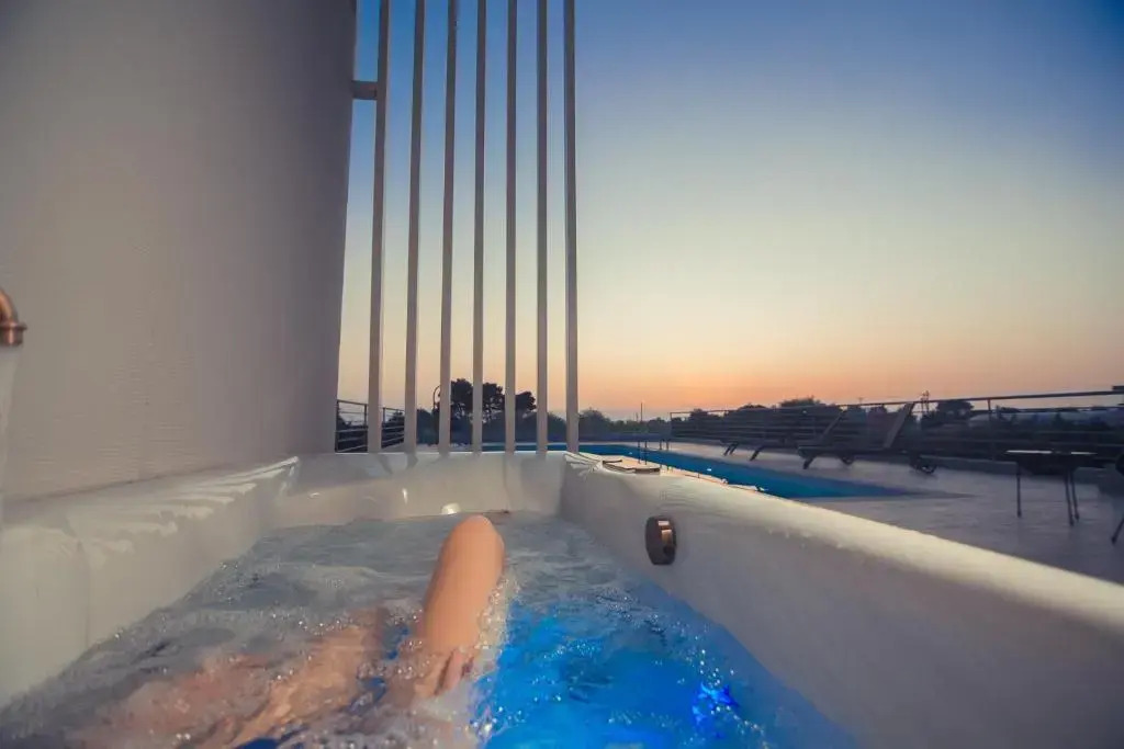 IO Luxury Pool & Hot Tub Suites