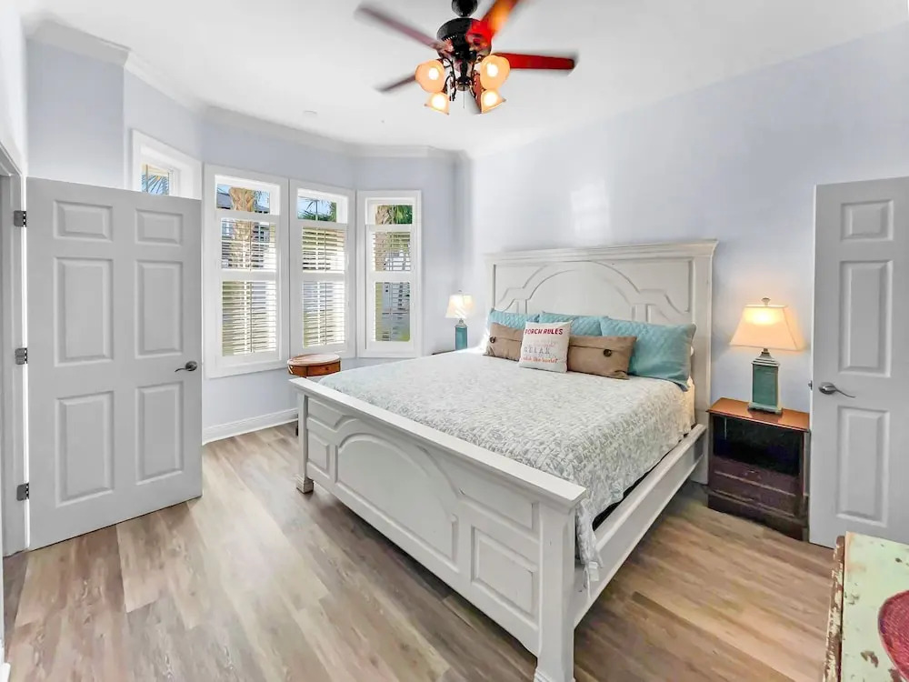 Key Lime Pie 6 Bedroom Home by RedAwning
