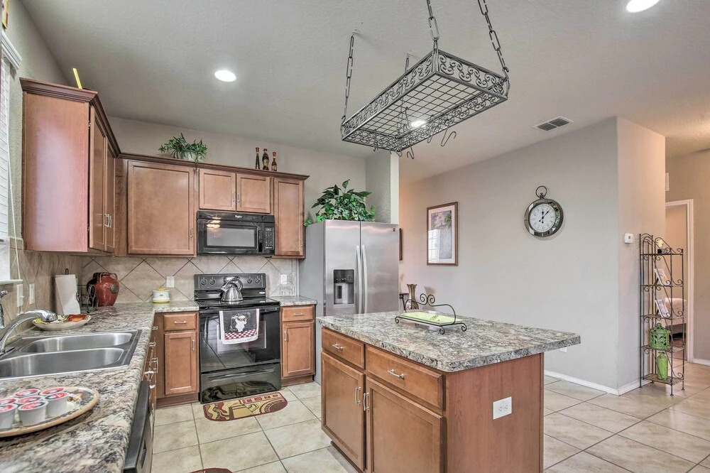 San Antonio Abode Near Golf, Shops + Dining!
