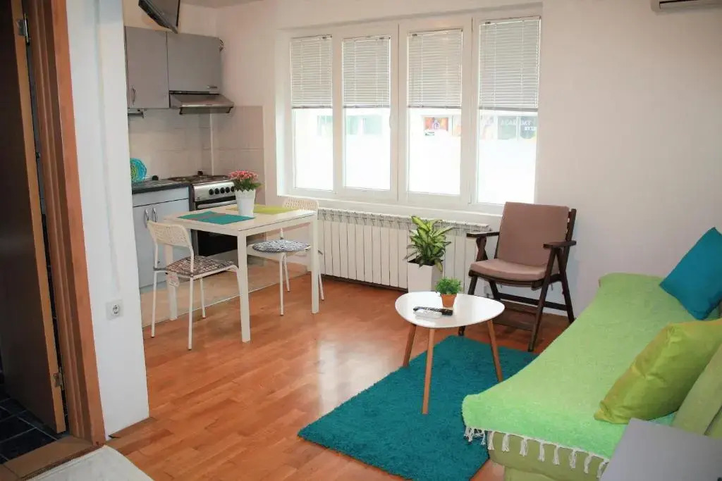 Regina's Park Studio Apartment