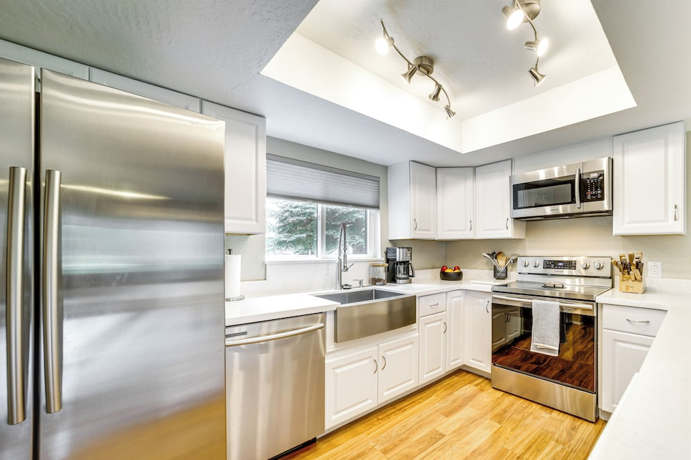 Deck & Golf Course Views: Munds Park Condo!
