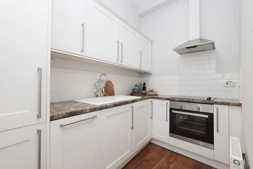 JOIVY Stunning Ground-floor 2bedrm New Town Apt