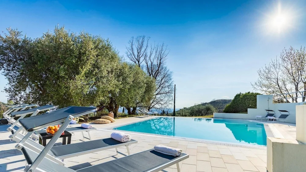VILLA DEGLI ULIVI 8, Emma Villas