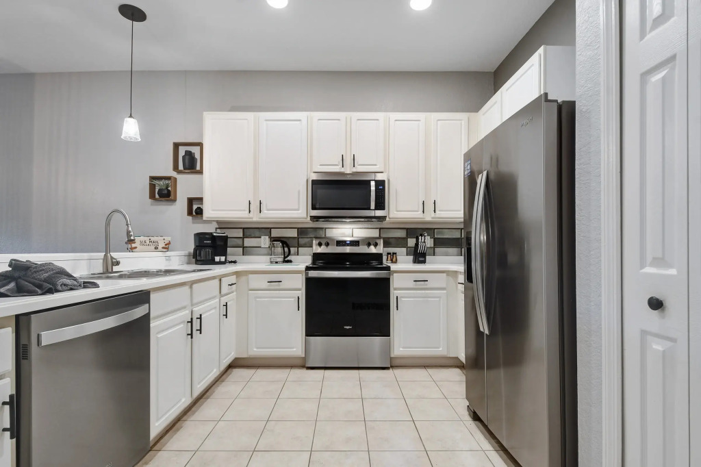 Bahama Bay New Modern 2 Bedroom, patio sleeps 6, Davenport, US