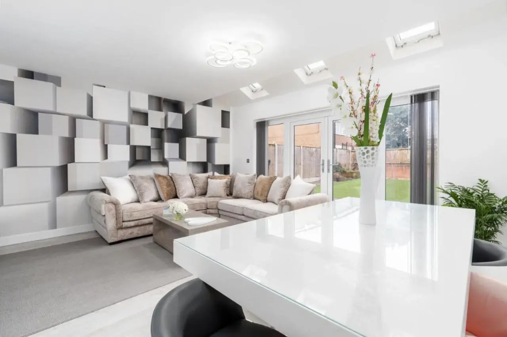 Large family room suitable for 4 Close to CC