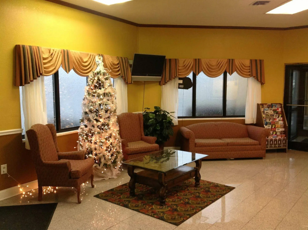 Colonial Inn & Suites /Airport/Graceland