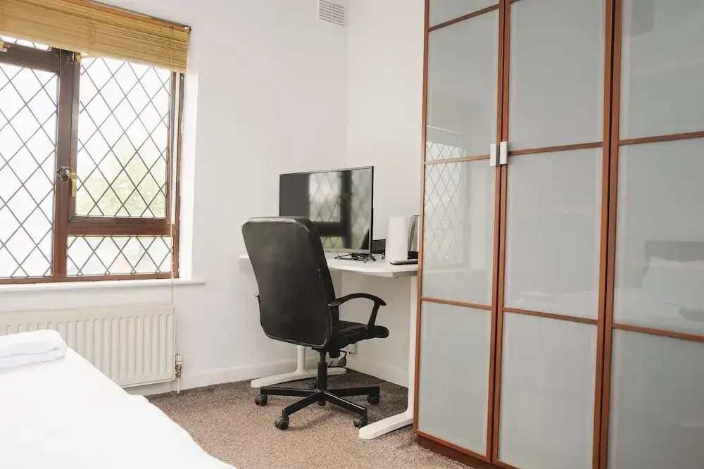 Room in Guest Room - Big Size Double Room in Coventry