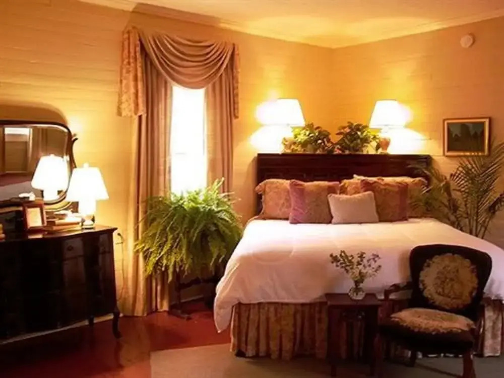 Rothschild-Pound House Inn